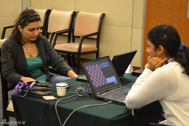 女棋手们准备比赛