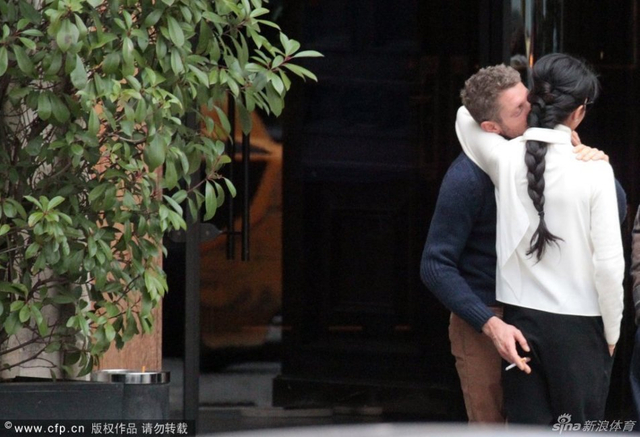 尤文老板当街热吻新欢