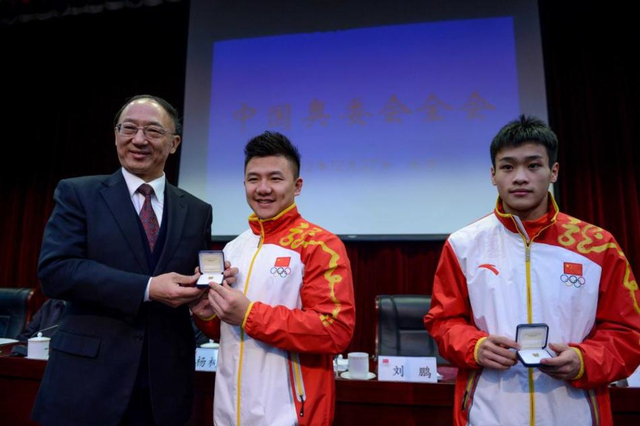 刘鹏授予运动员陈一冰 张雁全微章