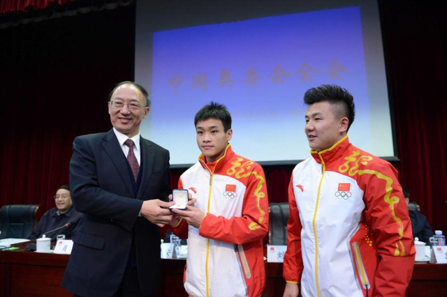 刘鹏为奥运奖牌运动员张雁全颁奖