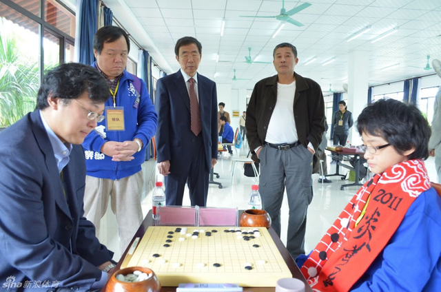 华以刚关注比赛进程