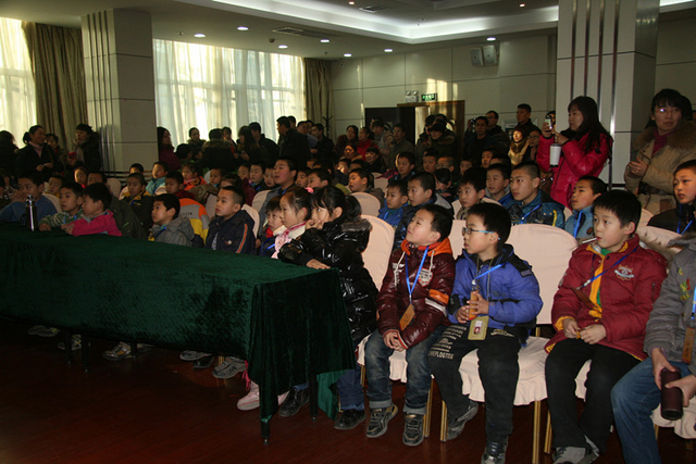 认真专注的小棋迷