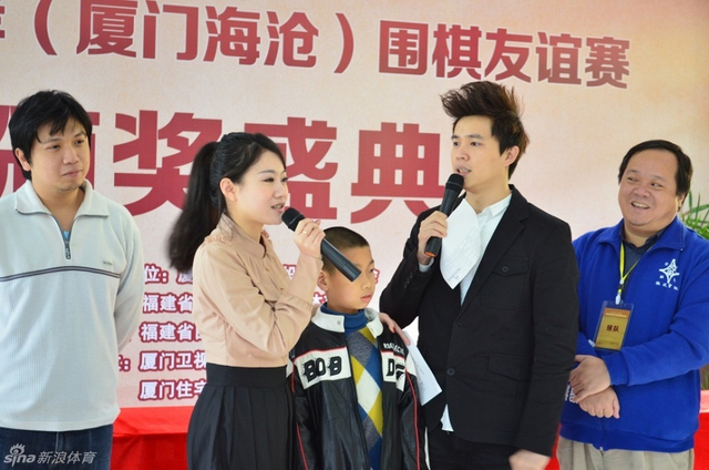 主持人鼓励小朋友