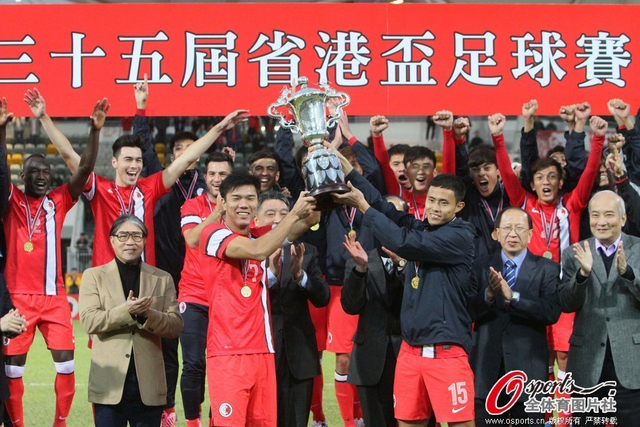 香港队员高举冠军奖杯