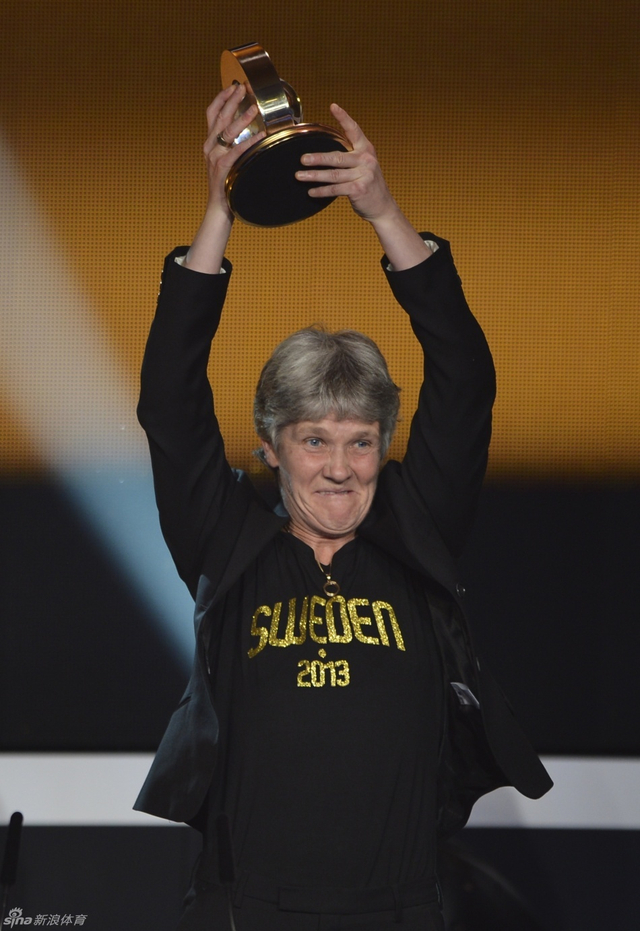 皮娅高举女足最佳教练奖杯