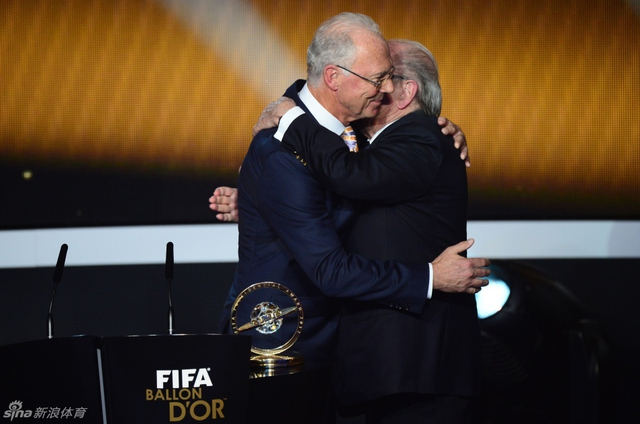 布拉特拥抱贝肯鲍尔