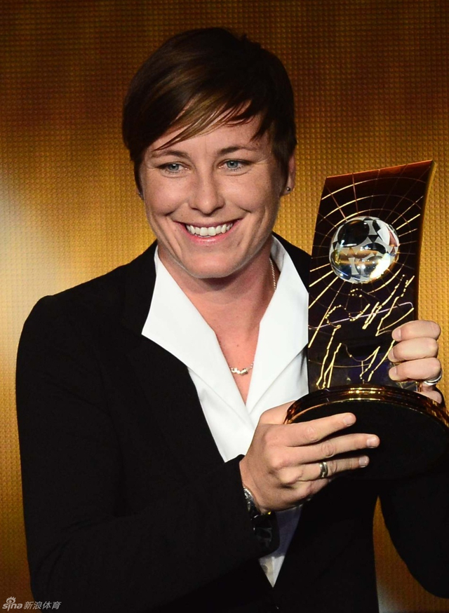 瓦姆巴赫高举奖杯