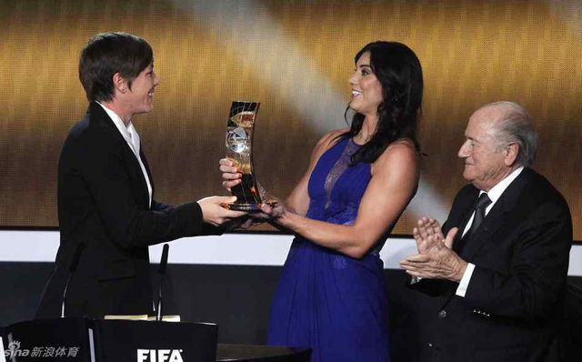 瓦姆巴赫接受奖杯