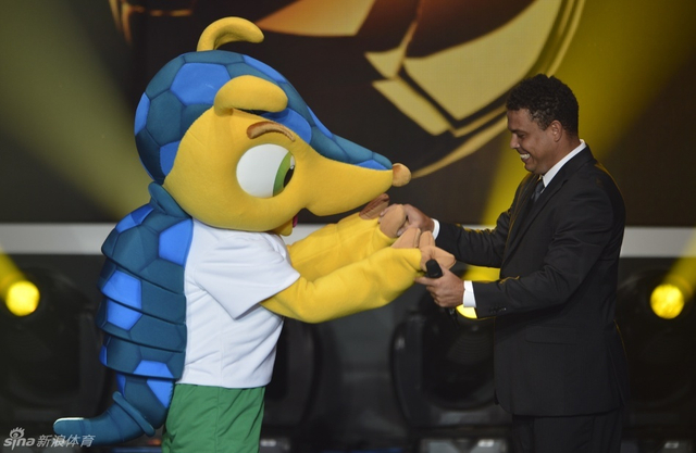 罗纳尔多与2014世界杯吉祥物互动