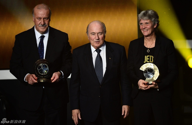 布拉特与男女足最佳教练合影