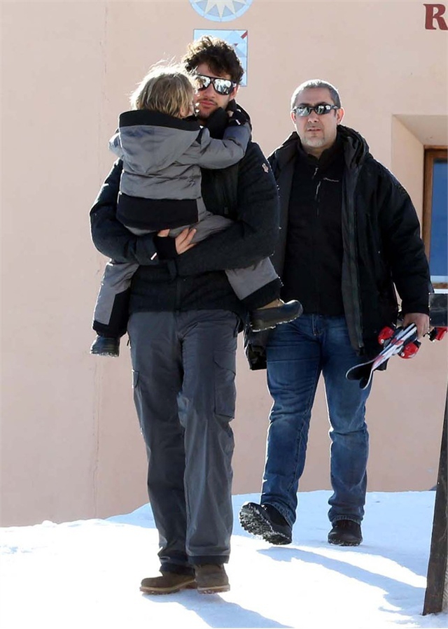 双手抱起芭芭拉儿子