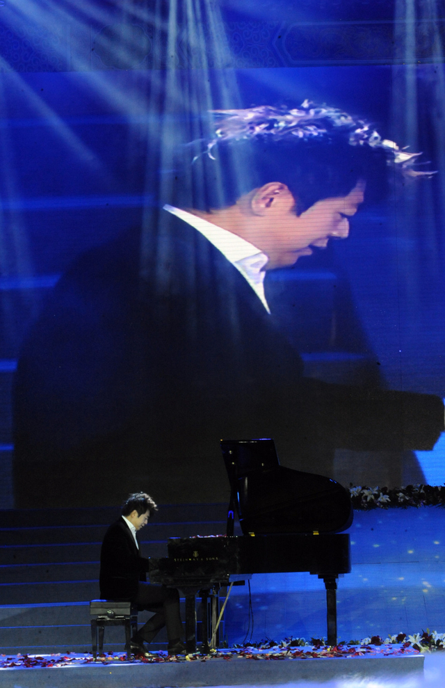 郎朗演奏《我爱你中国》