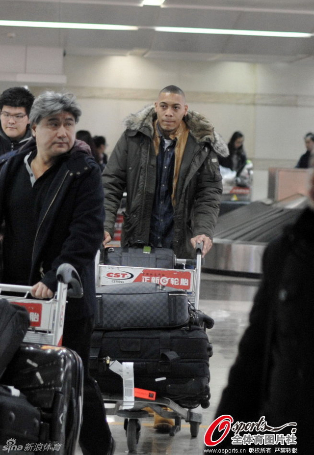 霍阿劳现身机场