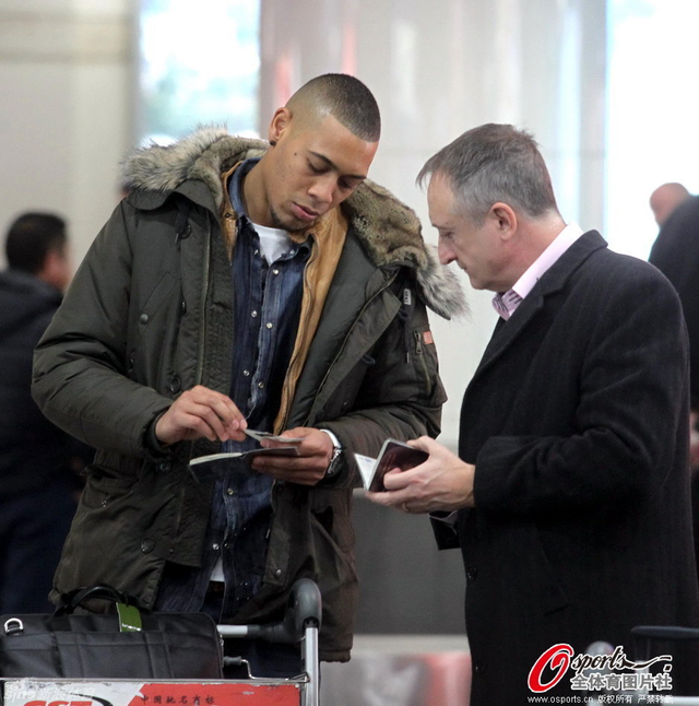 霍阿劳与友人交流