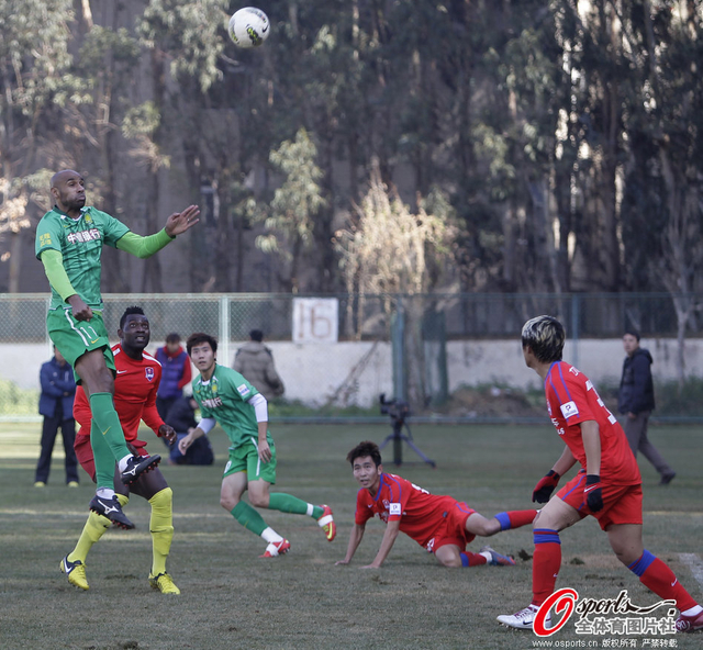 卡努特飞身跃起争头球