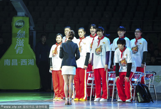 众明星戴红领巾亮相