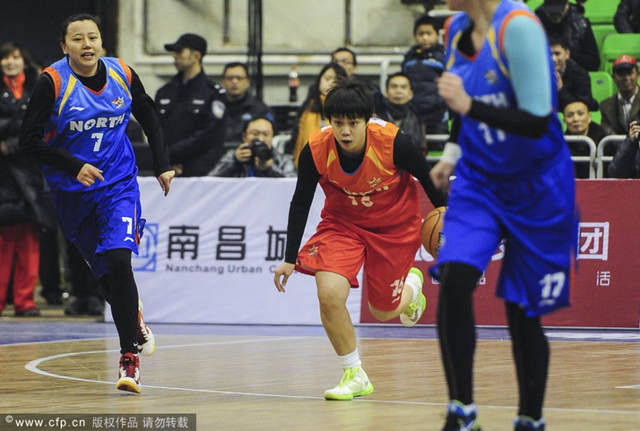 邱思玥贴地运球