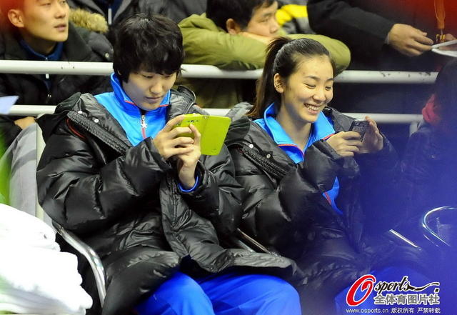 赵爽玩手机露甜美笑容