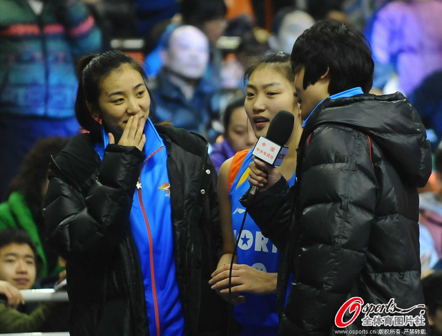 赵爽张帆充当记者采访