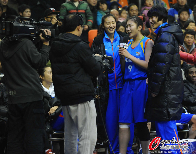 技巧赛冠军李梦接受采访