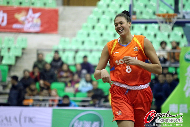 坎贝奇场上露欢笑