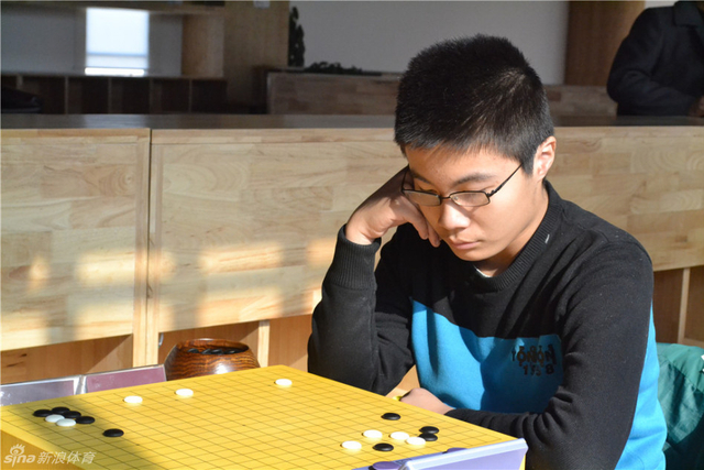 程宏昊专注棋局