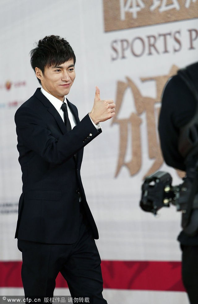 陈定竖起大拇指