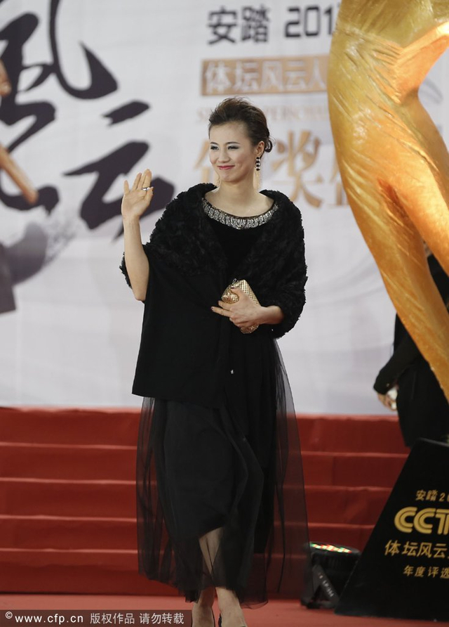 徐莉佳向台下招手