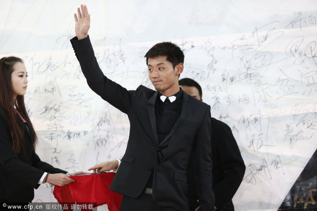 张继科向台下挥手