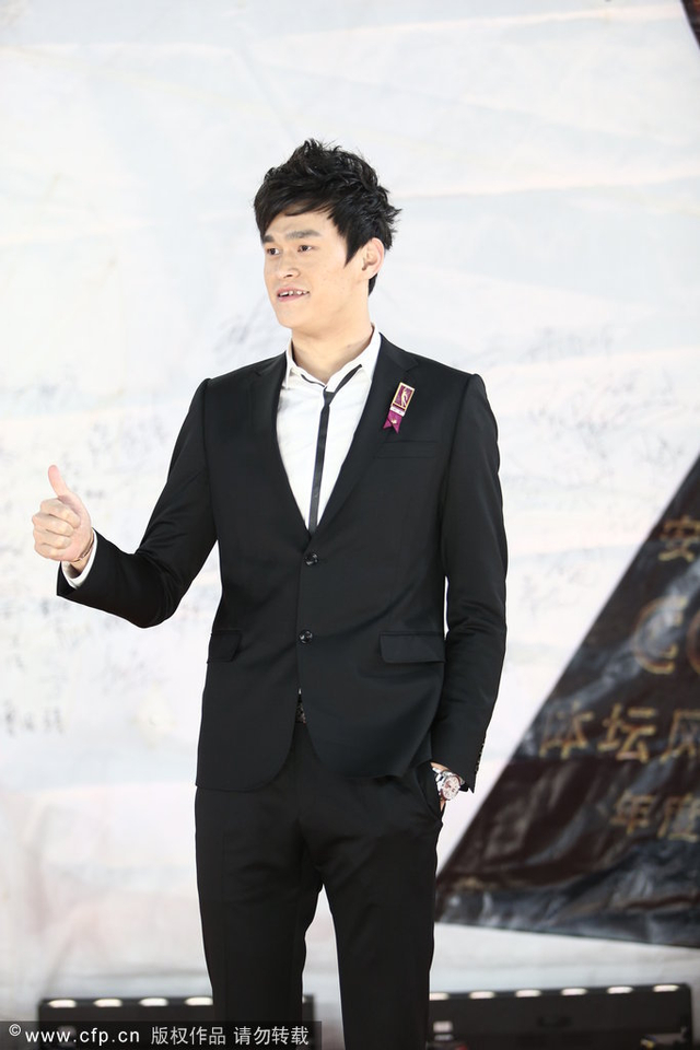 孙杨向台下竖拇指