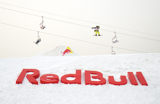 中国女子滑手朱虹在比赛中