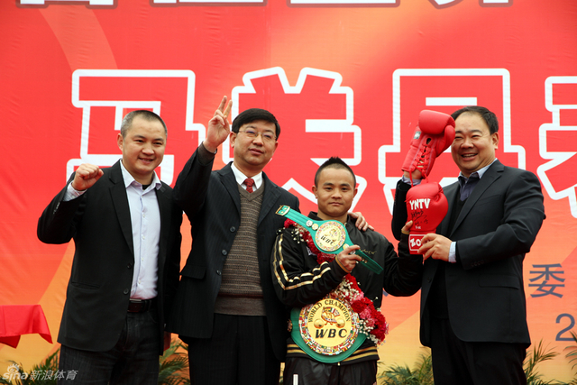 赠送家乡人民签名手套