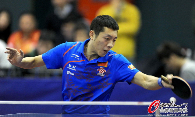 许昕与对手比赛