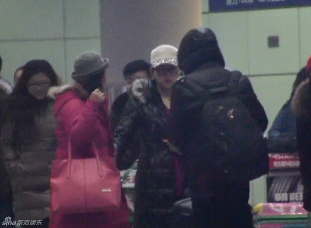 丁俊晖携女友回京打出租