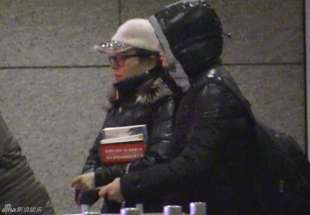 丁俊晖携女友和母亲回京打出租