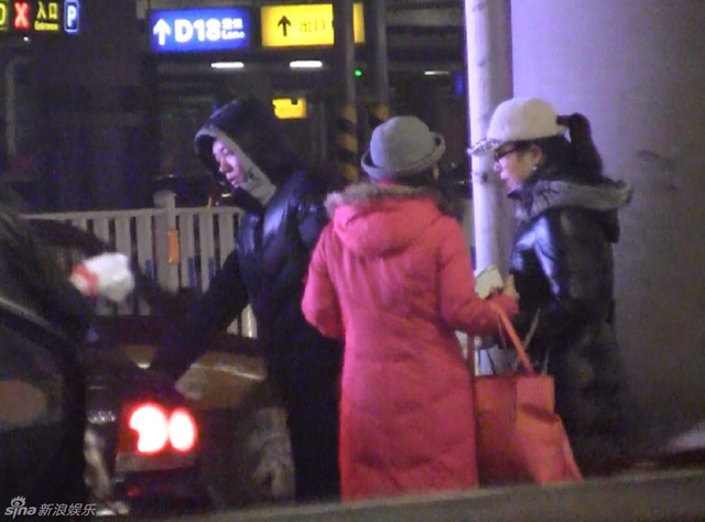 丁俊晖携女友和母亲三人