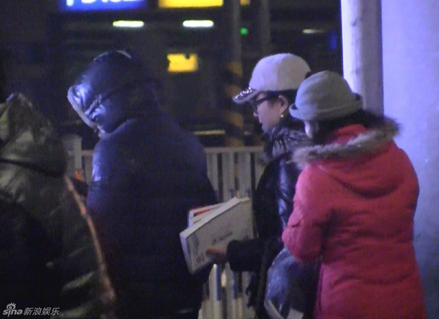 丁俊晖携女友和母亲回京