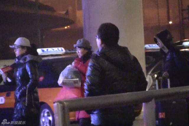 丁俊晖携女友和母亲回京打出租