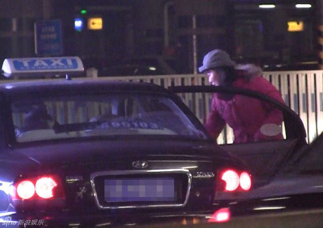 一家三人坐上出租车