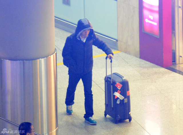 丁俊晖拉着行李箱