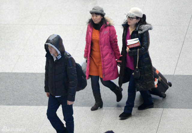 丁俊晖携女友和母亲回京打出租