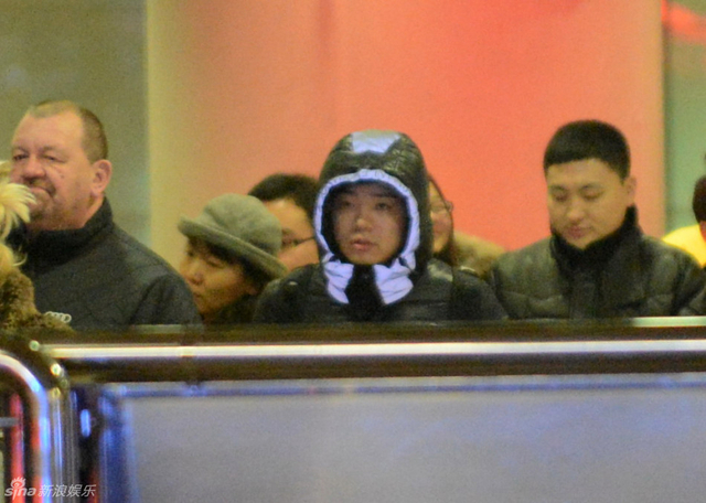 丁俊晖携女友和母亲回京打出租