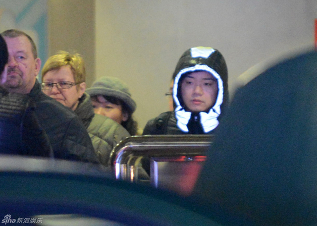 丁俊晖携女友和母亲回京打出租