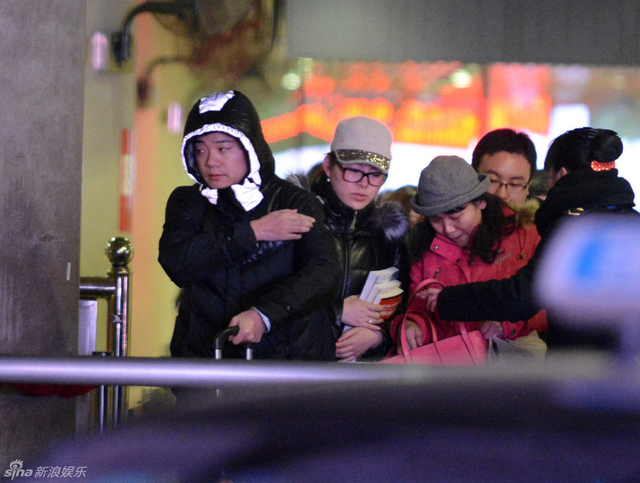 丁俊晖携女友和母亲三人