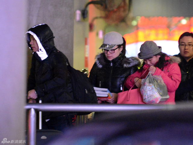 丁俊晖携女友和母亲回京