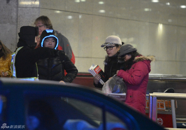 丁俊晖携女友和母亲回京打出租