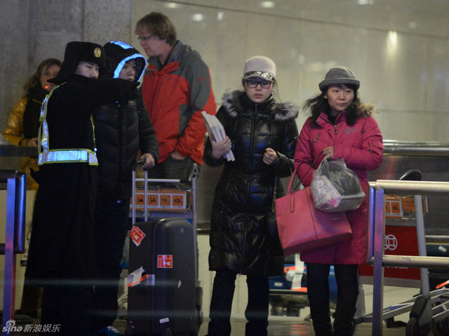 丁俊晖携女友和母亲回京打出租