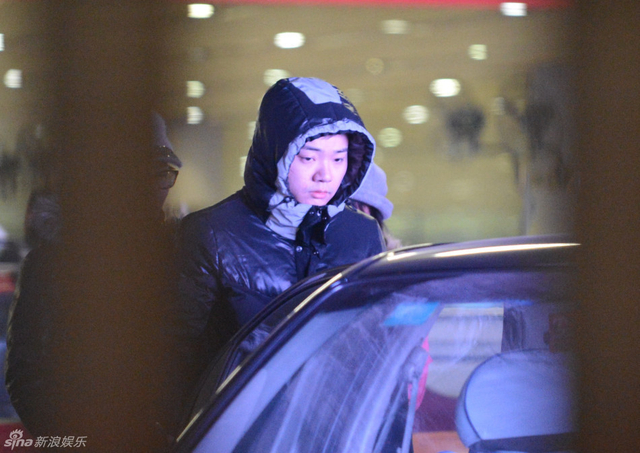 丁俊晖携女友和母亲回京打出租