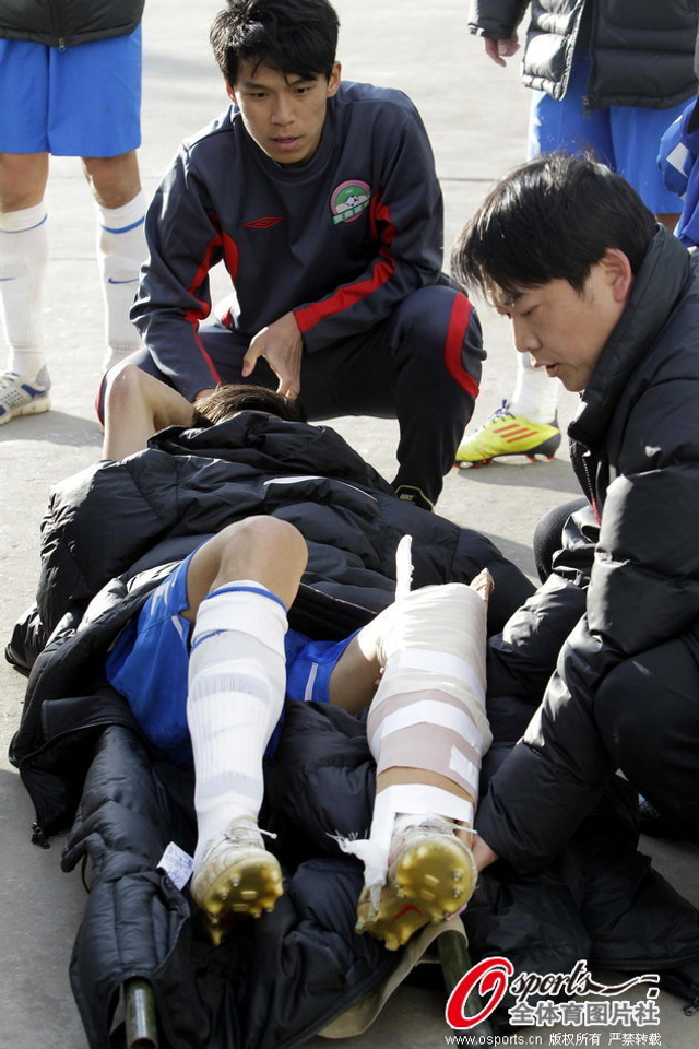 队友看护着陆峰