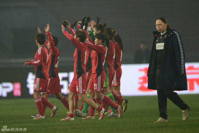 中国女足球员在赛后向观众致谢